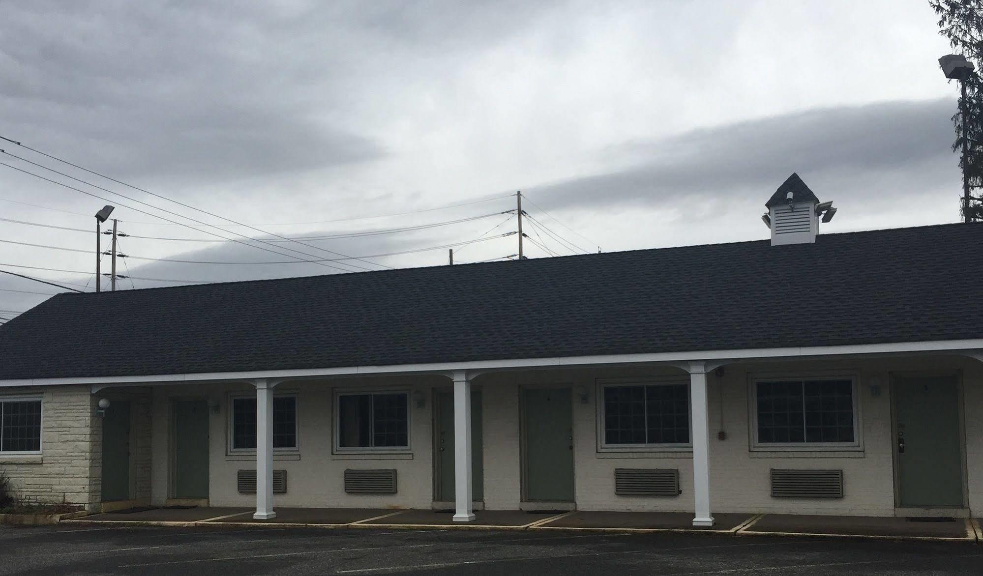 Track & Turf Motel Mount Laurel Exteriör bild